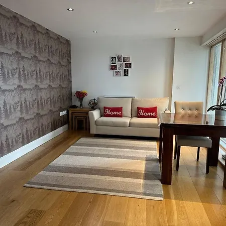 Bright And Spacious Flat In Wimbledon, London